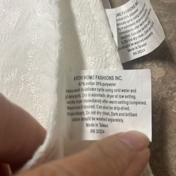 Elegant White Damask Fabric Avon - Picture 2 of 3